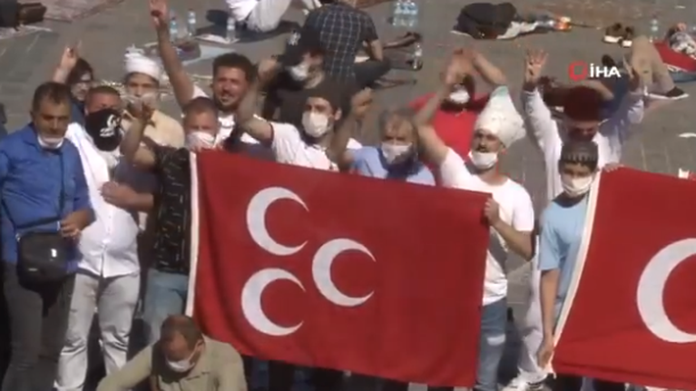 Ακραία πρόκληση στην Αγιά Σοφιά: Υβριστικά συνθήματα των &quot;Γκρίζων Λύκων&quot; κατά της Ελλάδας [Βίντεο]