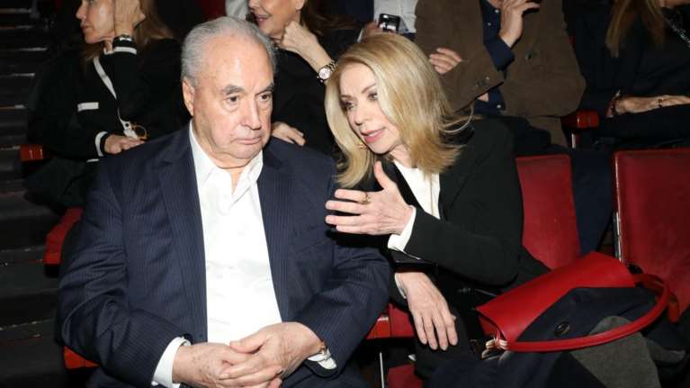 Οικογενειακώς στο θέατρο η Έλλη Στάη - Με τον σύντροφό της Νίκο Μουνδρέα και τον γιο της, Μάρκο