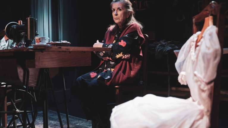&quot;Μια ζωή - Ο μονόλογος μιας μοδίστρας&quot; με τη συγκλονιστική Νένα Μεντή, από τον Οκτώβριο στο Πτι Παλαί