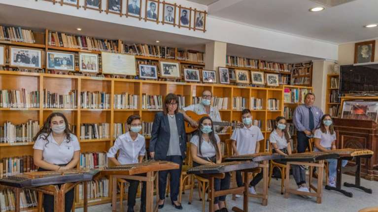 Στη Λέσβο η Σακελλαροπούλου: Την υποδέχτηκαν με "Τα ξύλα" και παραδοσιακή καντάδα [εικόνες]