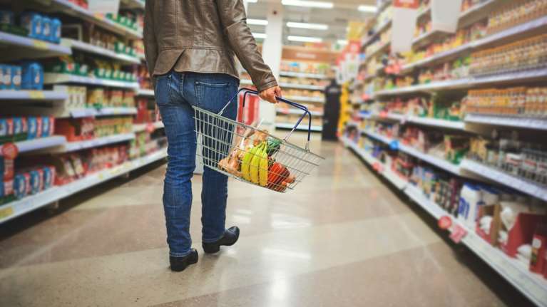 Τρία μέτωπα της κυβέρνησης στη μάχη κατά της ακρίβειας – Τι ισχύει σε τιμές ρεύματος, σούπερ μάρκετ και πληθωρισμό