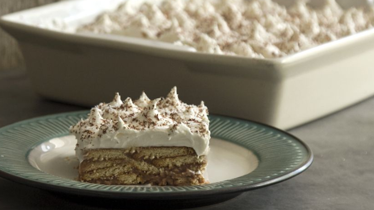 Ακης Πετρετζίκης: Συνταγή για το απόλυτο γλυκό ψυγείου με μπισκότα - Ετοιμο σε 15 λεπτά