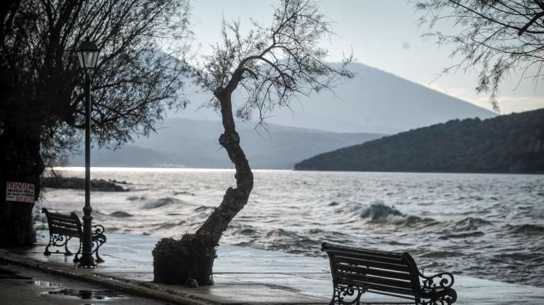Χτυπά την Κρήτη η κακοκαιρία: Διακοπές ρεύματος σε αρκετές περιοχές – Θυελλώδεις άνεμοι ξηλώνουν τα πάντα