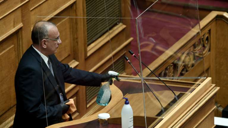 Κορονοϊός: Δωρεά 10.000 μασκών στη Βουλή από την Κίνα