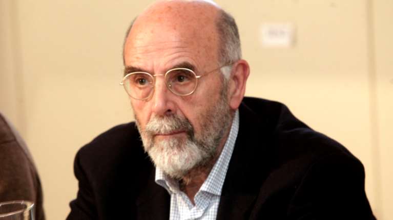 Αίσθηση από ανάρτηση του καθηγητή Λιάκου: Κι εγώ θα έβαζα φωτιά στη Μόρια - Πρέπει να υπερασπιστούμε τους νεαρούς Αφγανούς