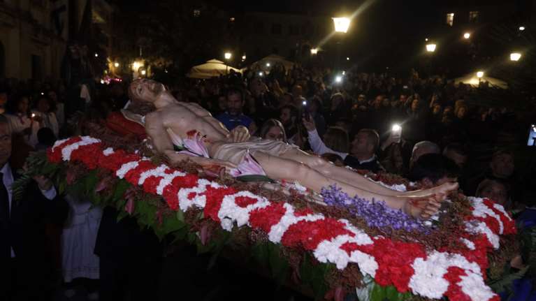 Ω γλυκύ μου έαρ: Με κατάνυξη και ευλάβεια η περιφορά των Επιταφίων σε όλη τη χώρα [Εικόνες]