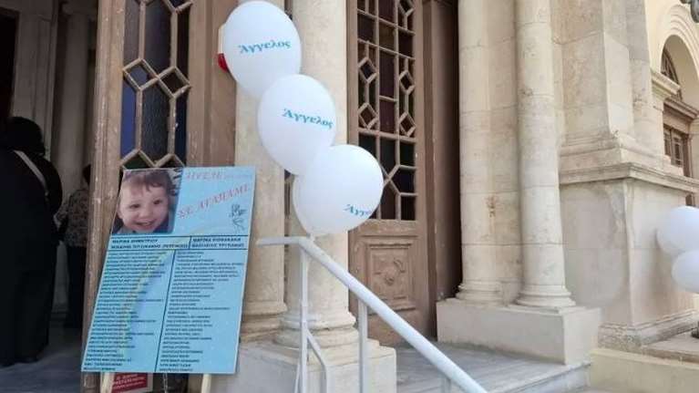 Ηράκλειο: Συγκίνηση, λευκά μπαλόνια και μαντινάδες στο μνημόσυνο για τον μικρό Άγγελο