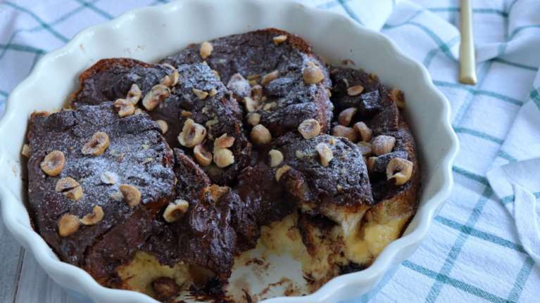 Το απόλυτο επιδόρπιο του Πάσχα: Σοκολατένιο γλυκό ταψιού με τσουρέκι