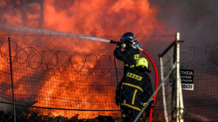 Φωτιά σε επιχείρηση στον Ασπρόπυργο: Κινητοποιήθηκε ειδική ομάδα χημικών