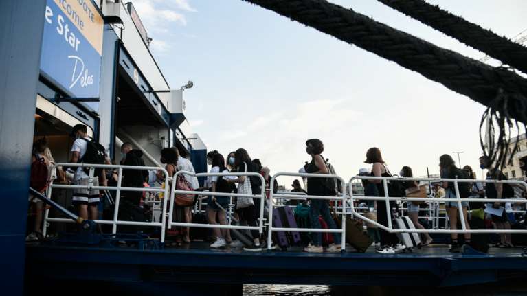 Μεγάλες ουρές, αυξημένη η κίνηση στο λιμάνι του Πειραιά: Πώς ταξιδεύουμε με πλοίο