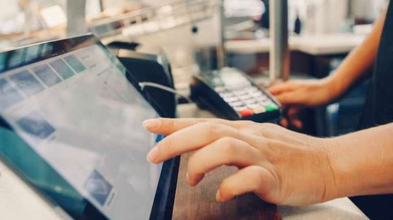 Αντίστροφη μέτρηση για τη διασύνδεση ταμειακών μηχανών και POS - Πώς θα λειτουργήσει, πρόστιμα έως 50.000 ευρώ