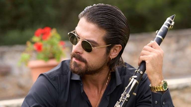 Άρης Μουγκοπέτρος: &quot;Θα παίξω κλαρίνο και με ένα χέρι&quot; - &quot;Δε με αφήνουν να του μιλήσω&quot;, λέει ο φίλος που του έδωσε την κροτίδα