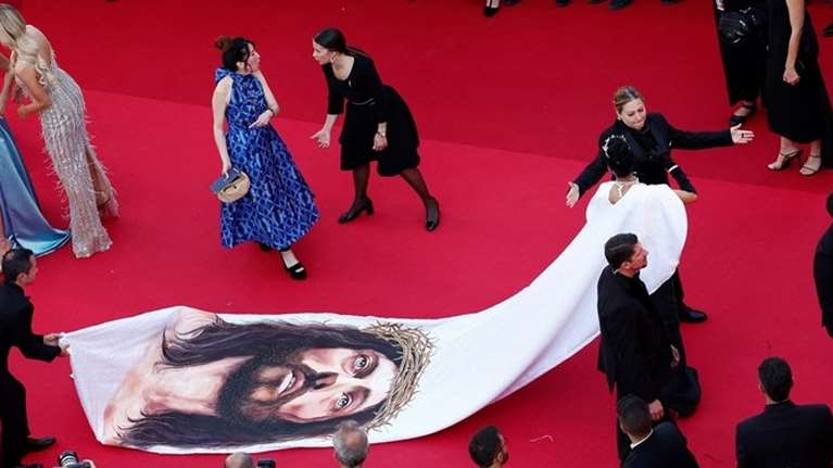 Κάννες: Η καλεσμένη με το... περίερργο φόρεμα που έδιωξαν &quot;άρον-άρον&quot; από το κόκκινο χαλί