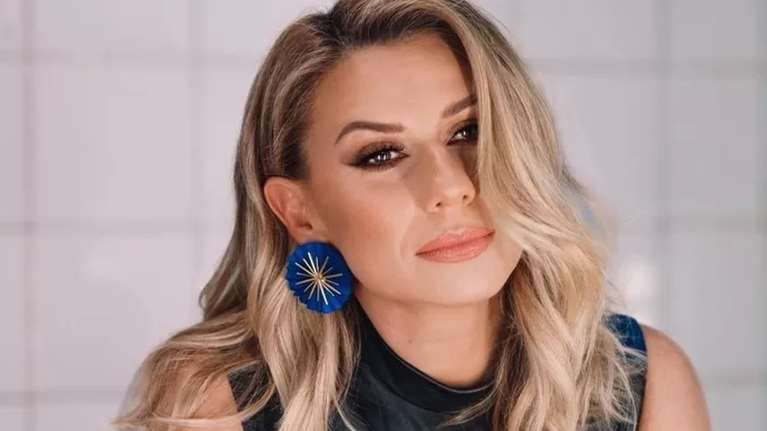 Κατερίνα Καραβάτου: Υιοθέτησε το πιο &quot;ξεπερασμένο&quot; χτένισμα και δείχνει υπέροχη