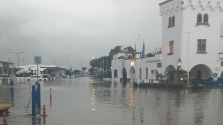 &quot;Πνίγηκαν&quot; Σάμος και Πάτμος από τις ισχυρές βροχοπτώσεις - Πλημμύρες και κατολισθήσεις [Εικόνες - Βίντεο]