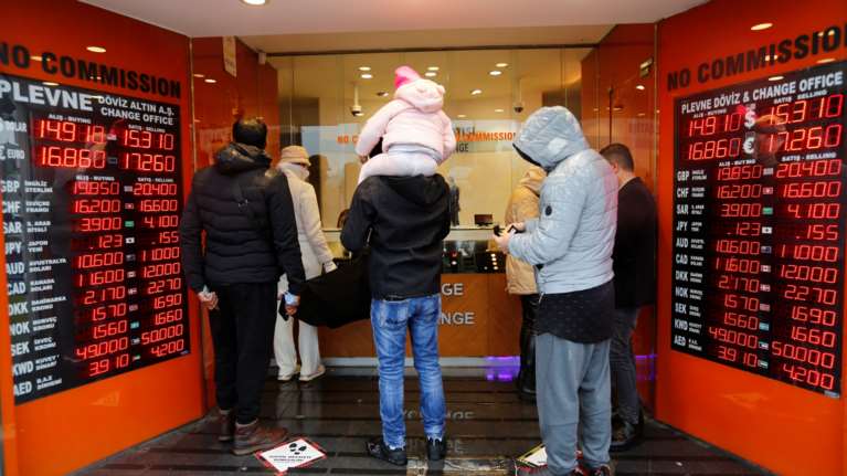 Τουρκία: &quot;Βουτιά&quot; της λίρας κατά 2% - Η S&amp;P βλέπει κίνδυνο νέων capital controls