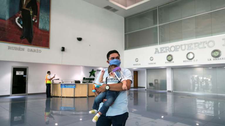 Καμπανάκι των ειδικών: Επικίνδυνη η μάσκα σε παιδιά κάτω των 2 ετών