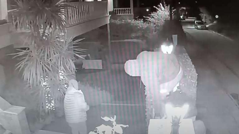 Απίστευτα βίντεο από τη δράση της συμμορίας που ρήμαζε σπίτια και καταστήματα στην Αττική - Άνω των 640.000. ευρώ η λεία