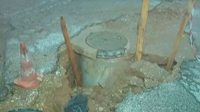 Κακοκαιρία Daniel: Καθίζηση δρόμου στο Μοσχάτο - Εγκλωβίστηκαν οχήματα [βίντεο]