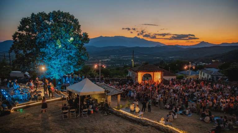 &quot;Γιατί ‘ναι μαύρα τα βουνά...&quot;: Ταξίδι από την Κόνιτσα στο κέντρο της μουσικής - Από την αυλή της Χάμκως ως τον ουρανό