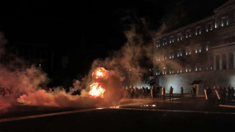 Συγκέντρωση αρνητών του εμβολίου: Τέσσερις συλλήψεις για τα επεισόδια στο Σύνταγμα [Εικόνες-Βίντεο]