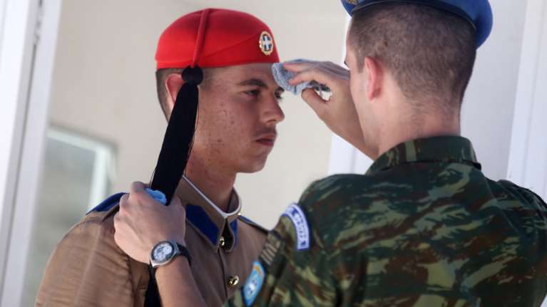 Οι Εύζωνες στον Αγνωστο Στρατιώτη λιώνουν από τον καύσωνα και χρειάστηκαν "άμεση επέμβαση"  [Εικόνες]