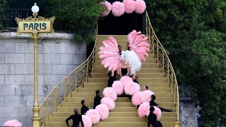 Η σαγνευτική εμφάνιση της Lady Gaga στην έναρξη των Ολυμπιακών Αγώνων: Το μαύρο bustier και η φούστα με τα ροζ φτερά