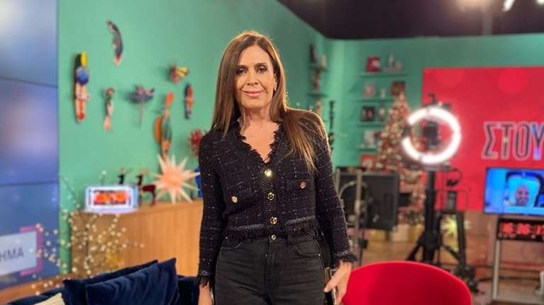 Η Κατερίνα Διδασκάλου στολίζει το χριστουγεννιάτικο δέντρο μαζί με τα εγγόνια της