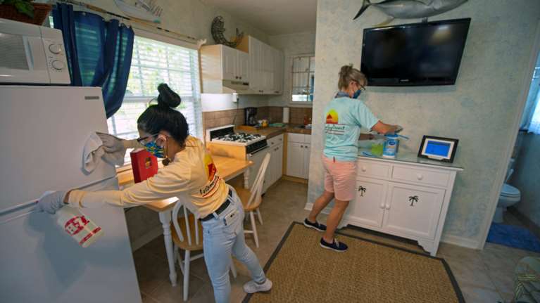 Νέα έρευνα: Αυτές είναι οι αποστάσεις που &quot;σκοτώνουν&quot; τον κορονοϊό