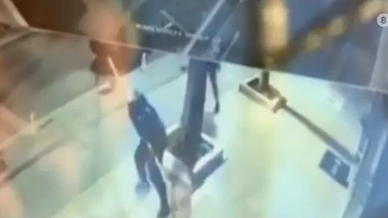 Ωραιόκαστρο: Κινηματογραφική διάρρηξη σε κοσμηματοπωλείο - &quot;Ξήλωσαν&quot; το στόρι με Ι.Χ.