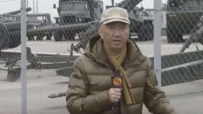 Κινέζος ρεπόρτερ ο μοναδικός ξένος ανταποκριτής που παρακολουθεί από κοντά τα ρωσικά στρατεύματα [Βίντεο]