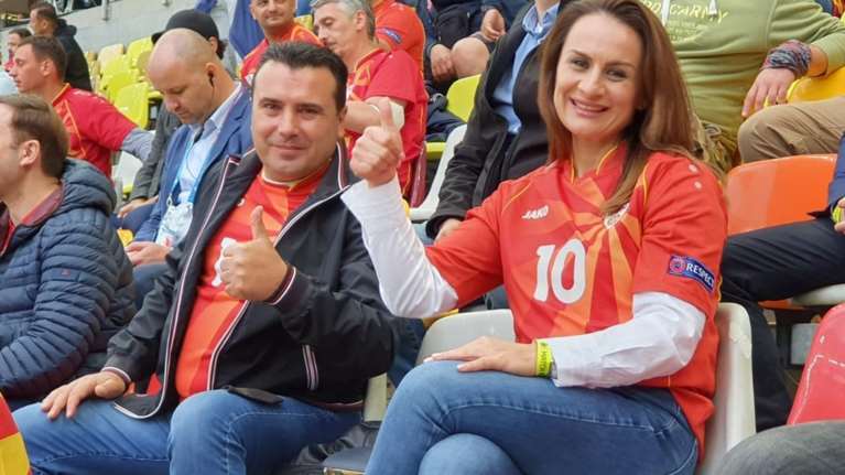 EURO 2020: Ο Ζόραν Ζάεφ με τη φανέλα της &quot;Εθνικής Μακεδονίας&quot; στο γήπεδο στο Βουκουρέστι [Εικόνες]