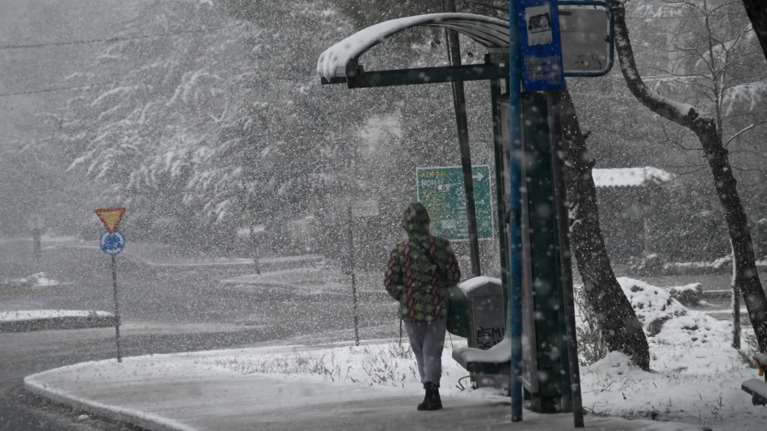 Κακοκαιρία Barbara: Συναγερμός στον κρατικό μηχανισμό -  Ελεγχοι για αντιολισθητικές αλυσίδες - Τα μέτρα που αποφασίστηκαν