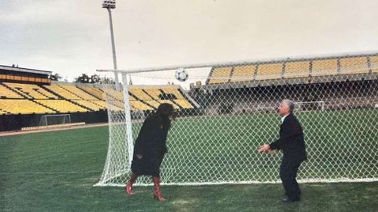 Η Βίκυ Φλέσσα αποχαιρετά τον Μίμη Παπαϊωάννου: Με έμαθε να ρίχνω κεφαλιές, αλλά θέλω προπόνηση ακόμα