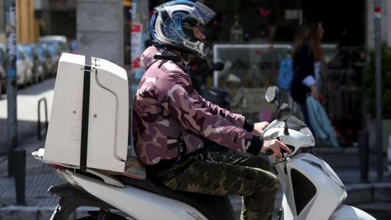 Λαμία: Άγρια επίθεση σκύλου σε διανομέα [εικόνες]