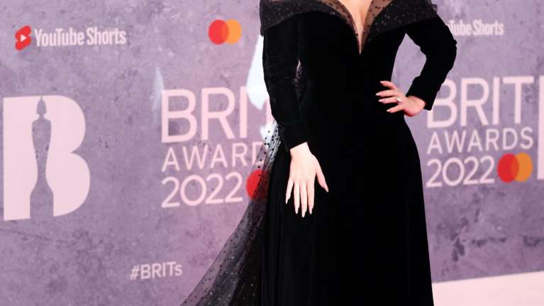 Aντέλ: Η σπάνια πάθηση που αποκάλυψε ότι πάσχει πάνω στη σκηνή