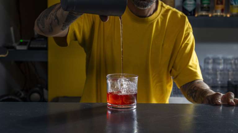 Το &quot;Steez&quot; διδάσκει street style στα Εξάρχεια - Ένα νέο μπαρ για να ξεκαλοκαιριάσεις