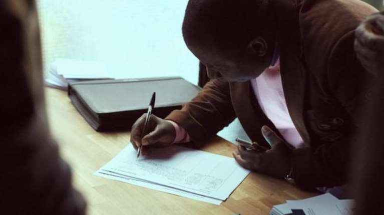 Απίστευτη ερώτηση για την απόκτηση ελληνικής ιθαγένειας: Ο Κώστας Βουτσάς &quot;ήταν ζευγάρι&quot; με τη Μάρθα Καραγιάννη η τη Τζένη Καρέζη;