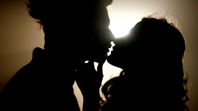 Η Ραφαέλα Ψαρρού σχολιάζει τα κινηματογραφικά φιλιά του Γιώργου Καράβα και της Ισμήνης Παπαβλασοπούλου!