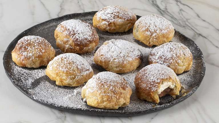 Ακης Πετρετζίκης: Πανεύκολη, σούπερ συνταγή για σοκολατοπιτάκια με μόνο 3 υλικά