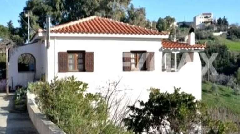 Γλυκά Νερά: Ο πατέρας της Καρολάιν έβαλε πωλητήριο στο πατρικό σπίτι στην Αλόννησο [Εικόνες]