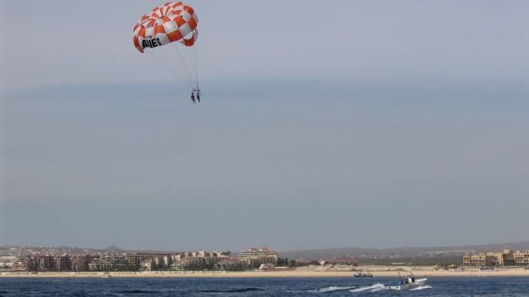Τραγωδία στη Ρόδο: Ετσι βρήκαν τον θάνατο τα δύο παιδιά πάνω στα βράχια- Κόπηκε το σκοινί του αλεξίπτωτου