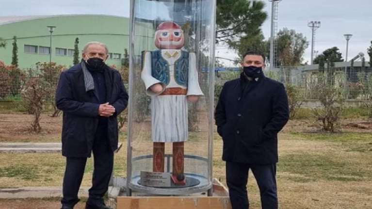 Οι κιτς φιγούρες ηρώων και οπλαρχηγών της επανάστασης που μοιάζουν playmobil στο Παλαιό Φάληρο [Εικόνες]