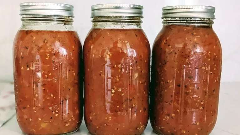 Εύκολη συνταγή για σπιτική σάλτσα τομάτας (φτιάξε τώρα για όλο τον χρόνο)