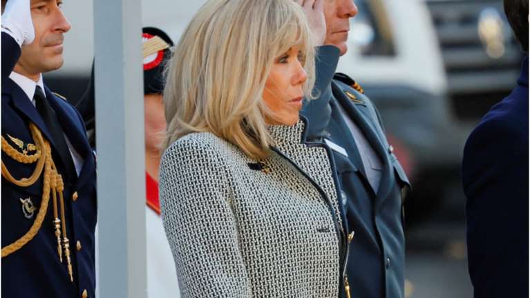 Très chic στην Ελβετία η Μπριζίτ Μακρόν: Το Louis Vuitton μαντό με τις δερμάτινες λεπτομέρειες