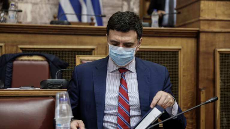 Βουλή: Σκληρή κόντρα Κικίλια - Πολάκη για τη θεραπεία με φάρμακα αντισωμάτων