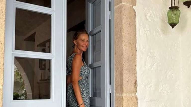 Η Τζένη Μπαλατσινού με ολόσωμο ριγέ μαγιό σε παραλία της Πάτμου