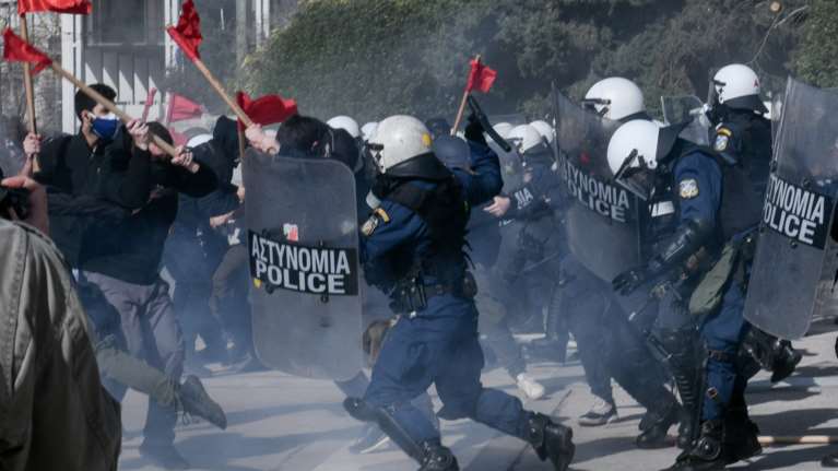 &quot;200 άτομα με καδρόνια έκαναν τα επεισόδια&quot;: Αποκαλυπτικό βίντεο της ΕΛΑΣ για το πανεκπαιδευτικό συλλαλητήριο