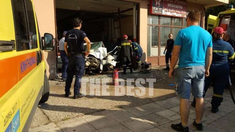 Τραγωδία στην Πάτρα: Αυτοκίνητο "εισέβαλε" σε συνεργείο - Νεκρός ο οδηγός [Βίντεο]