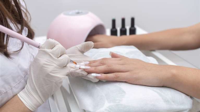 Χανιά: Πρόστιμο-μαμούθ σε τεχνίτρια νυχιών - Την &quot;τσίμπησαν&quot; από αναρτήσεις στα social media